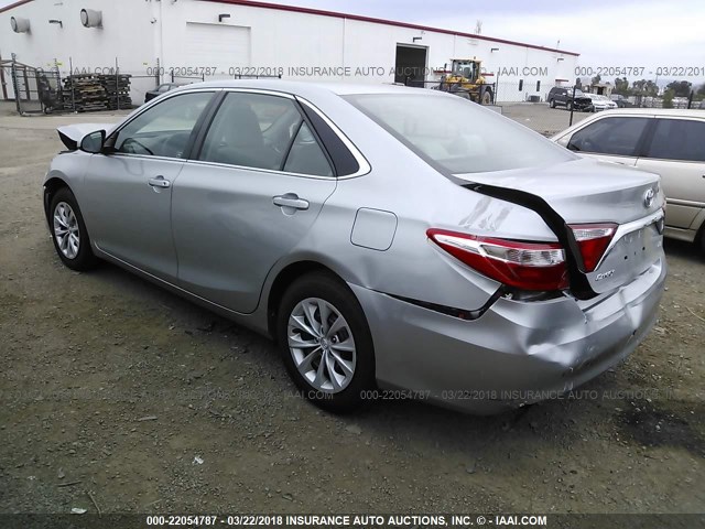 4T4BF1FK8GR549228 - 2016 TOYOTA CAMRY LE/XLE/SE/XSE SILVER photo 3