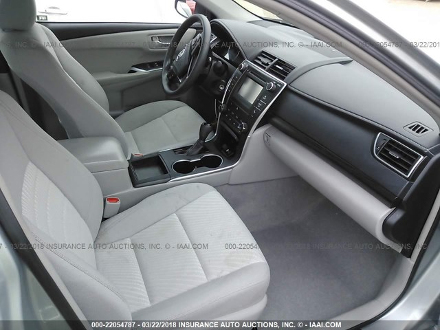 4T4BF1FK8GR549228 - 2016 TOYOTA CAMRY LE/XLE/SE/XSE SILVER photo 5