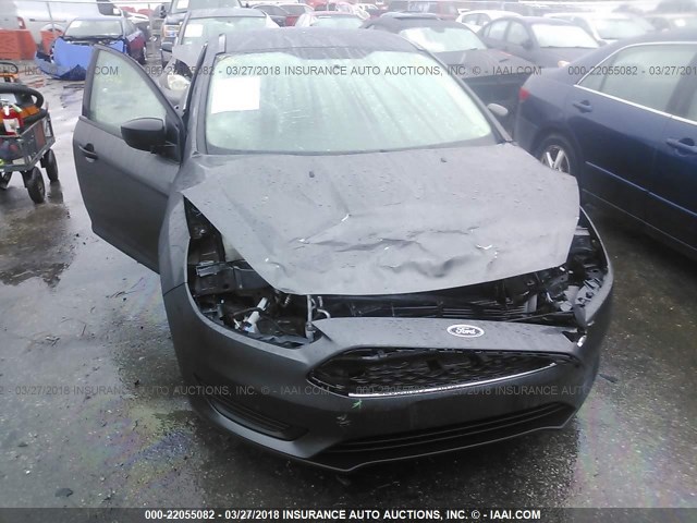 1FADP3E27JL215437 - 2018 FORD FOCUS S GRAY photo 6