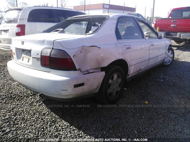 1HGCE6676TA022834 - 1996 HONDA ACCORD EX/EX-R WHITE photo 4