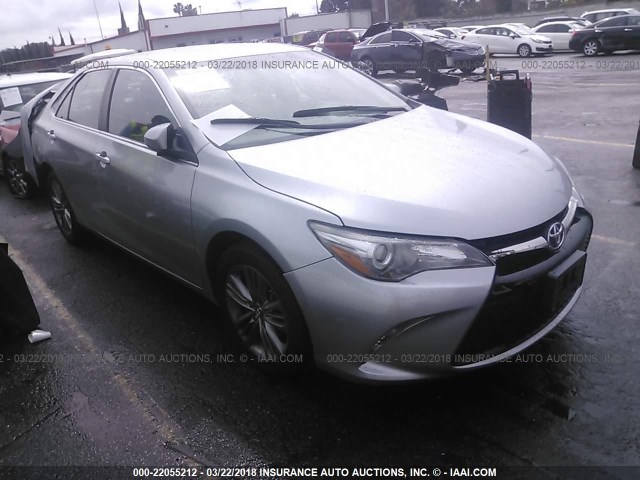 4T1BF1FK0FU101137 - 2015 TOYOTA CAMRY LE/XLE/SE/XSE ვერცხლისფერი ფოტო 1