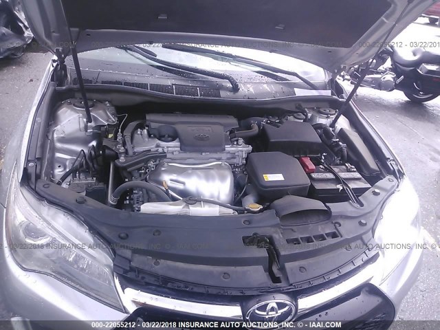 4T1BF1FK0FU101137 - 2015 TOYOTA CAMRY LE/XLE/SE/XSE ვერცხლისფერი ფოტო 10