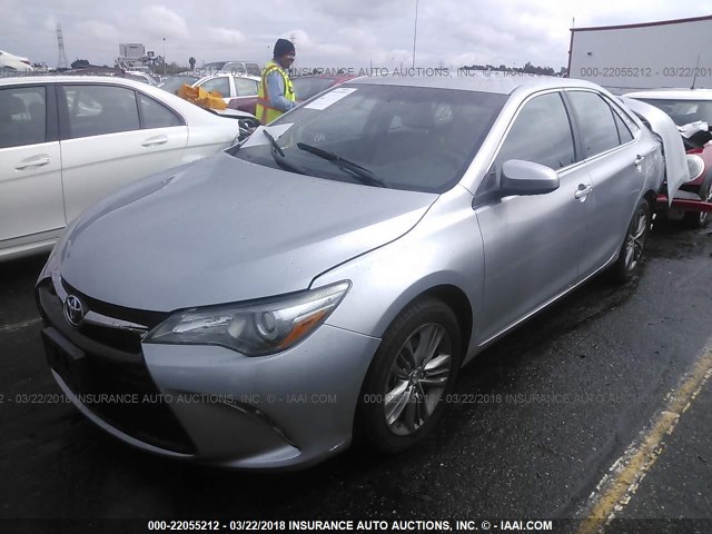 4T1BF1FK0FU101137 - 2015 TOYOTA CAMRY LE/XLE/SE/XSE ვერცხლისფერი ფოტო 2