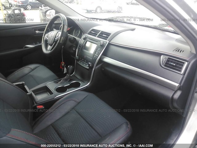 4T1BF1FK0FU101137 - 2015 TOYOTA CAMRY LE/XLE/SE/XSE ვერცხლისფერი ფოტო 5