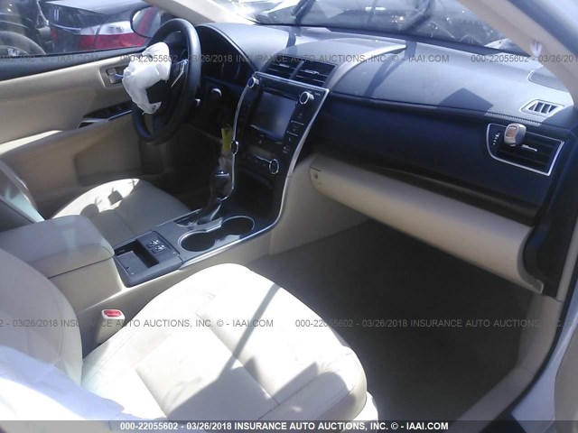 4T1BF1FK3HU321777 - 2017 TOYOTA CAMRY LE/XLE/SE/XSE Weiß Foto 5