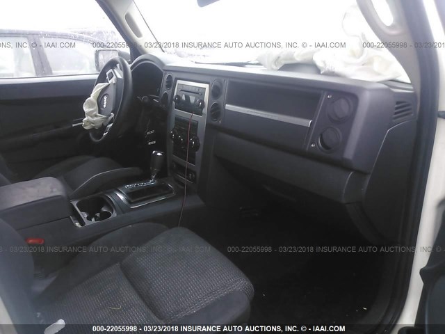 1J8HG48K38C124603 - 2008 JEEP COMMANDER SPORT WHITE photo 5