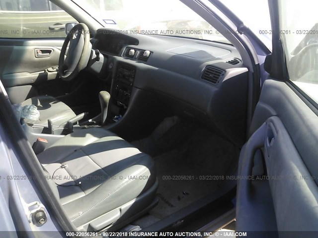 JT2BF22K1V0082029 - 1997 TOYOTA CAMRY LE/XLE Light Blue photo 5