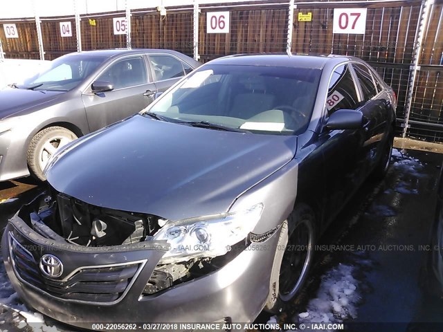 4T4BF3EK5BR203255 - 2011 TOYOTA CAMRY SE/LE/XLE GRAY photo 2
