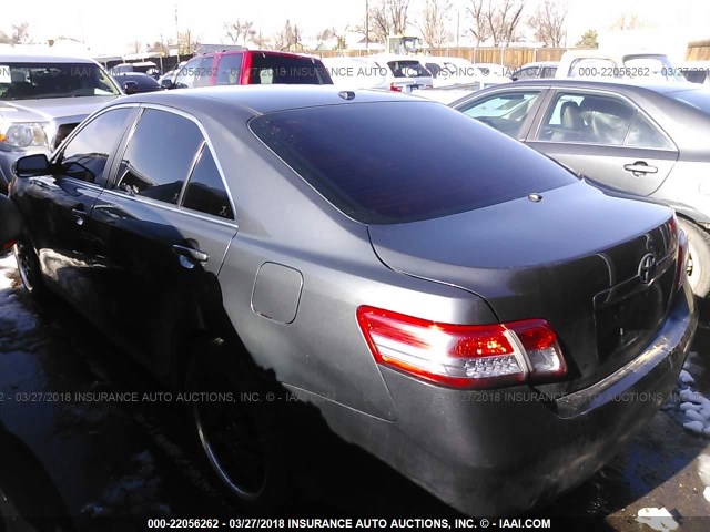 4T4BF3EK5BR203255 - 2011 TOYOTA CAMRY SE/LE/XLE GRAY photo 3