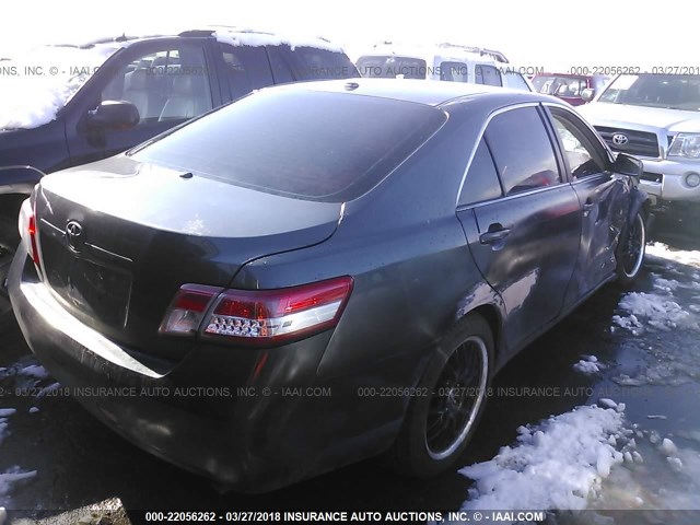4T4BF3EK5BR203255 - 2011 TOYOTA CAMRY SE/LE/XLE GRAY photo 4