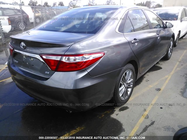 4T1BF1FK4GU191829 - 2016 TOYOTA CAMRY LE/XLE/SE/XSE GRAY photo 4