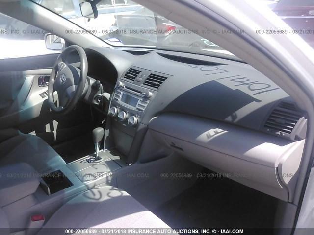 4T4BF3EKXBR123479 - 2011 TOYOTA CAMRY SE/LE/XLE WHITE photo 5