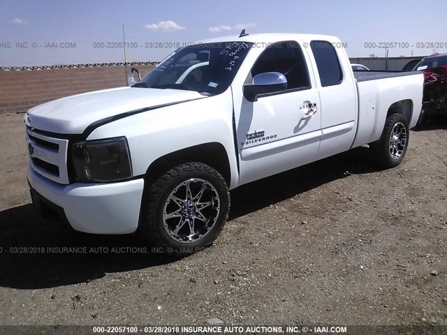 1GCEC29069Z271326 - 2009 CHEVROLET SILVERADO C1500 LT WHITE photo 2