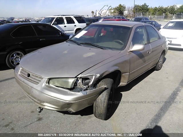 JT2BG22K2W0206727 - 1998 TOYOTA CAMRY CE/LE/XLE BEIGE photo 2