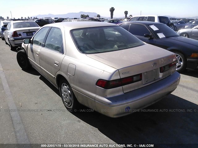 JT2BG22K2W0206727 - 1998 TOYOTA CAMRY CE/LE/XLE BEIGE photo 3