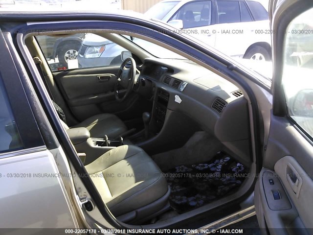 JT2BG22K2W0206727 - 1998 TOYOTA CAMRY CE/LE/XLE BEIGE photo 5