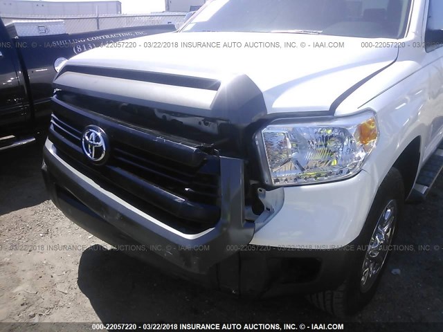 5TFRM5F11GX104278 - 2016 TOYOTA TUNDRA DOUBLE CAB SR/SR5 WHITE photo 6