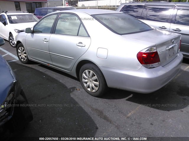 JTDBE32K553008577 - 2005 TOYOTA CAMRY LE/XLE/SE 灰色 照片 3