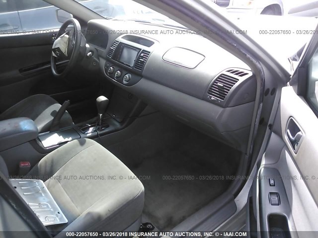 JTDBE32K553008577 - 2005 TOYOTA CAMRY LE/XLE/SE 灰色 照片 5