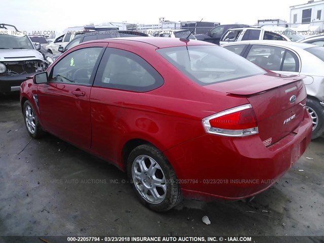 1FAHP33N38W260317 - 2008 FORD FOCUS SE/SEL/SES RED photo 3