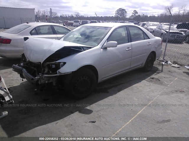 4T1BE32K12U527885 - 2002 TOYOTA CAMRY LE/XLE/SE SILVER photo 2