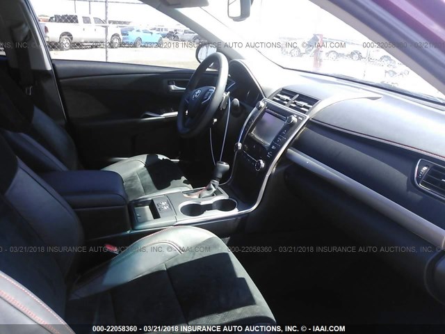 4T1BF1FK2FU893405 - 2015 TOYOTA CAMRY LE/XLE/SE/XSE RED photo 5
