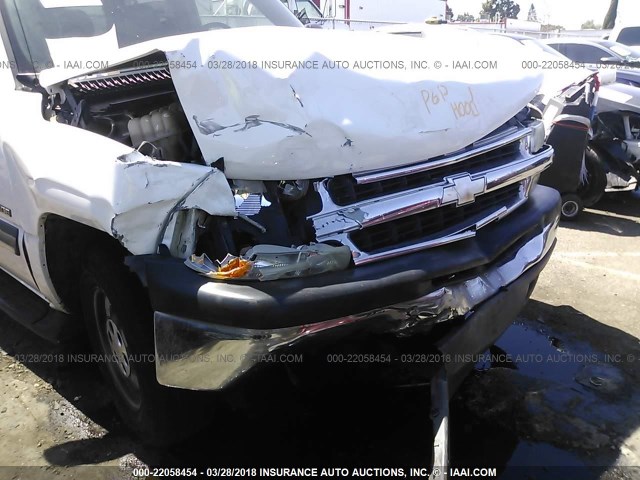 1GNEC13TX2R193059 - 2002 CHEVROLET TAHOE C1500 WHITE photo 6