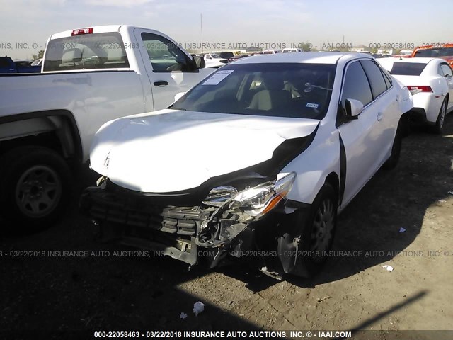 4T4BF1FK1FR451575 - 2015 TOYOTA CAMRY LE/XLE/SE/XSE Weiß Foto 2