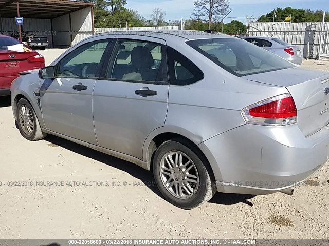 1FAHP35N58W172656 - 2008 FORD FOCUS SE/SEL/SES SILVER photo 3