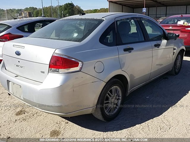 1FAHP35N58W172656 - 2008 FORD FOCUS SE/SEL/SES SILVER photo 4