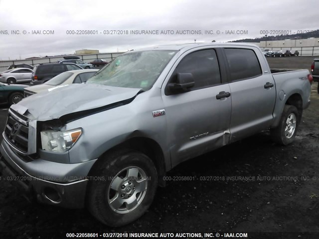 5TFDY5F17CX230587 - 2012 TOYOTA TUNDRA CREWMAX SR5 SILVER photo 2