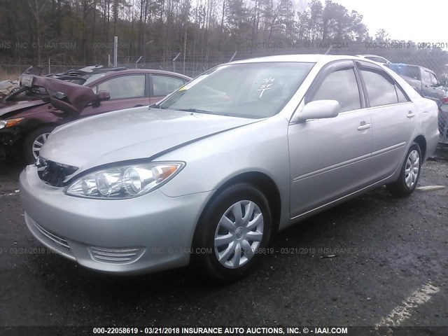 4T1BE32K35U408868 - 2005 TOYOTA CAMRY LE/XLE/SE ვერცხლისფერი ფოტო 2