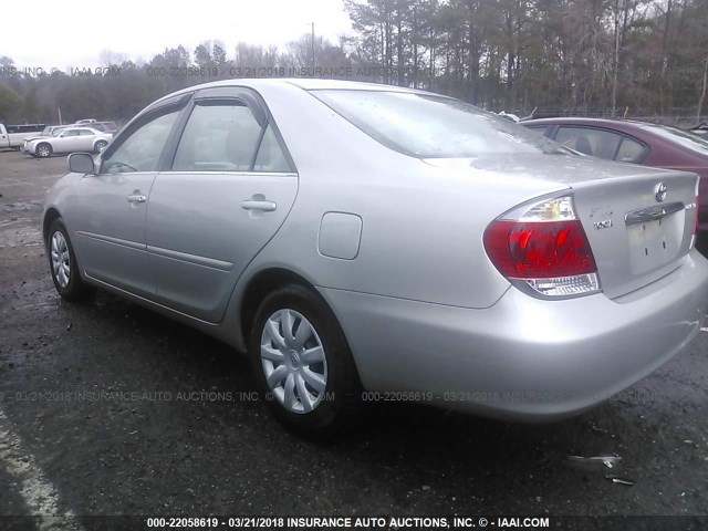4T1BE32K35U408868 - 2005 TOYOTA CAMRY LE/XLE/SE ვერცხლისფერი ფოტო 3