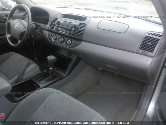 4T1BE32K35U408868 - 2005 TOYOTA CAMRY LE/XLE/SE ვერცხლისფერი ფოტო 5