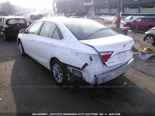 4T4BF1FK9GR566832 - 2016 TOYOTA CAMRY LE/XLE/SE/XSE WHITE photo 3