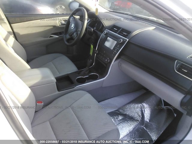 4T4BF1FK9GR566832 - 2016 TOYOTA CAMRY LE/XLE/SE/XSE WHITE photo 5