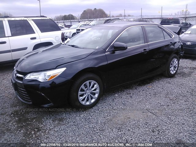 4T1BF1FK8FU901118 - 2015 TOYOTA CAMRY LE/XLE/SE/XSE Schwarz Foto 2