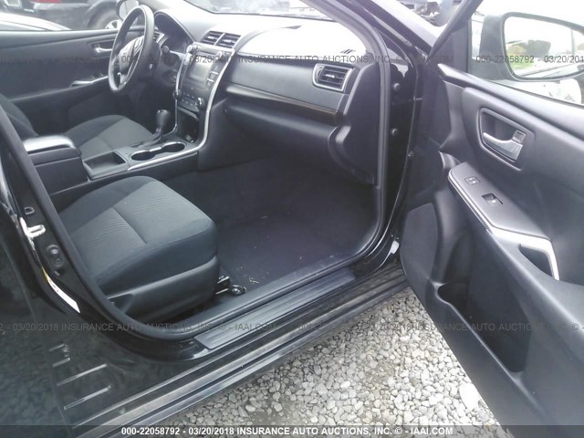 4T1BF1FK8FU901118 - 2015 TOYOTA CAMRY LE/XLE/SE/XSE Schwarz Foto 5