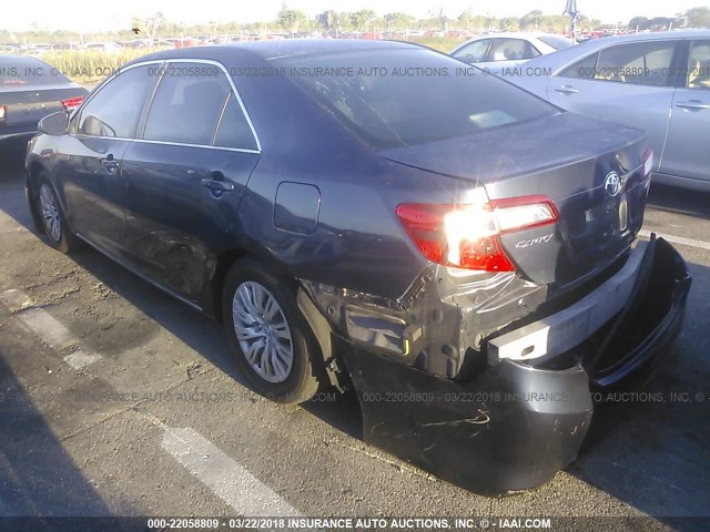 4T4BF1FK4ER415278 - 2014 TOYOTA CAMRY L/SE/LE/XLE GRAY photo 3
