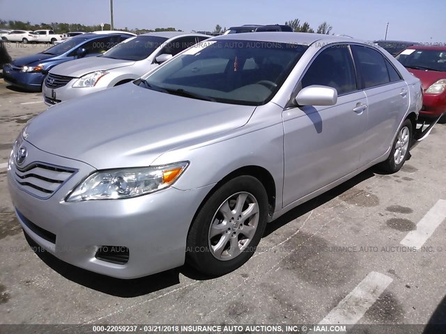4T1BF3EK2BU661457 - 2011 TOYOTA CAMRY SE/LE/XLE Күміс фото 2