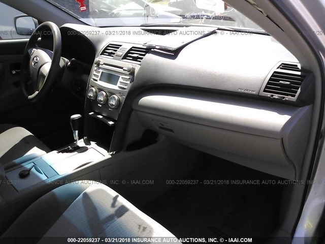 4T1BF3EK2BU661457 - 2011 TOYOTA CAMRY SE/LE/XLE Күміс фото 5