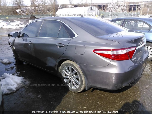 4T4BF1FK9GR522314 - 2016 TOYOTA CAMRY LE/XLE/SE/XSE GRAY photo 3