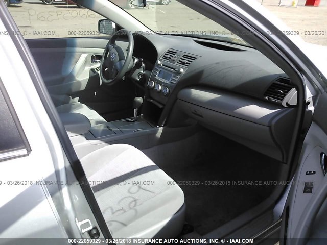 4T1BF3EKXAU047755 - 2010 TOYOTA CAMRY SE/LE/XLE SILVER photo 5