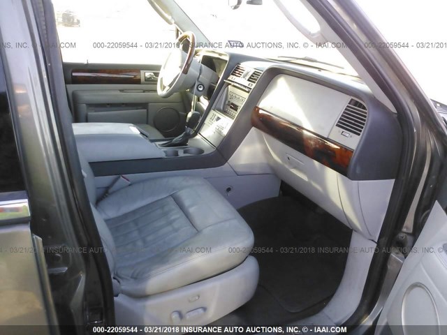 5LMFU27R94LJ06670 - 2004 LINCOLN NAVIGATOR GRAY photo 5