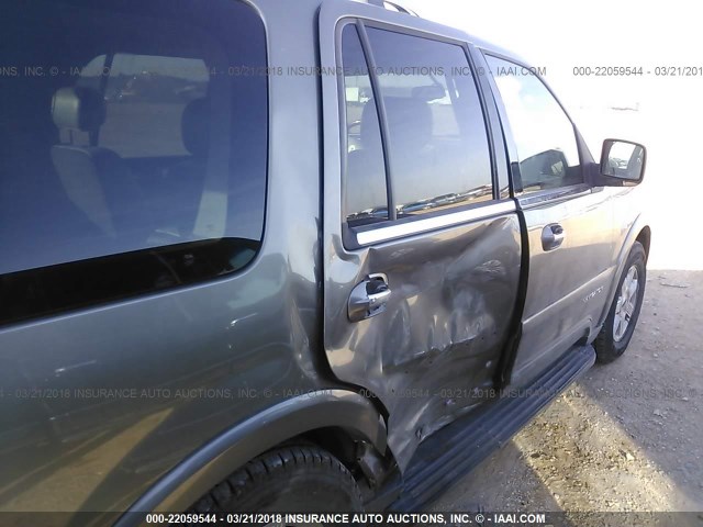 5LMFU27R94LJ06670 - 2004 LINCOLN NAVIGATOR 灰色 照片 6