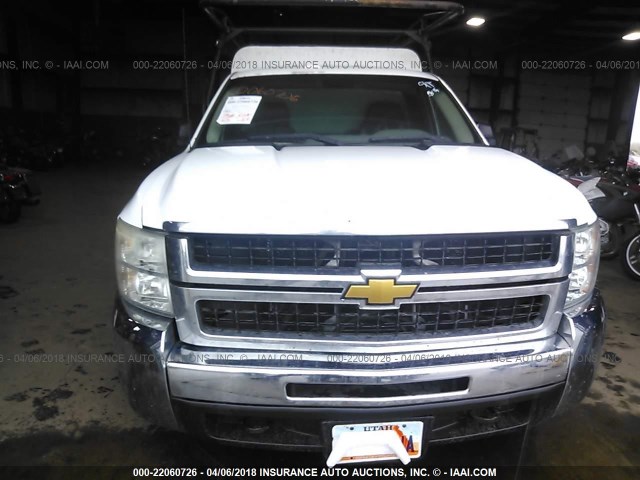 1GCHC24K88E170977 - 2008 CHEVROLET SILVERADO C2500 HEAVY DUTY WHITE photo 6