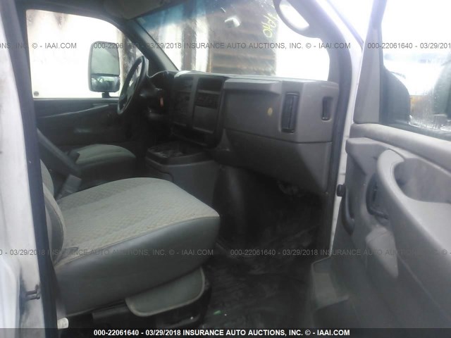 1GBJG31U251235279 - 2005 CHEVROLET EXPRESS G3500  WHITE photo 5