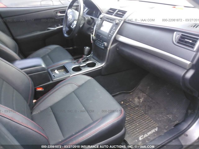 4T1BF1FK6GU211188 - 2016 TOYOTA CAMRY LE/XLE/SE/XSE GRAY photo 5