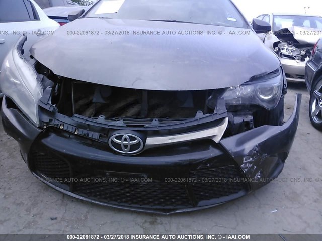 4T1BF1FK6GU211188 - 2016 TOYOTA CAMRY LE/XLE/SE/XSE GRAY photo 6