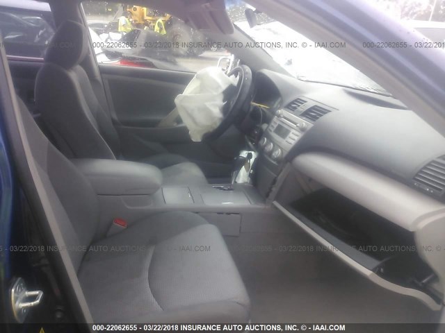 4T1BF3EK5BU614973 - 2011 TOYOTA CAMRY SE/LE/XLE BLUE photo 5